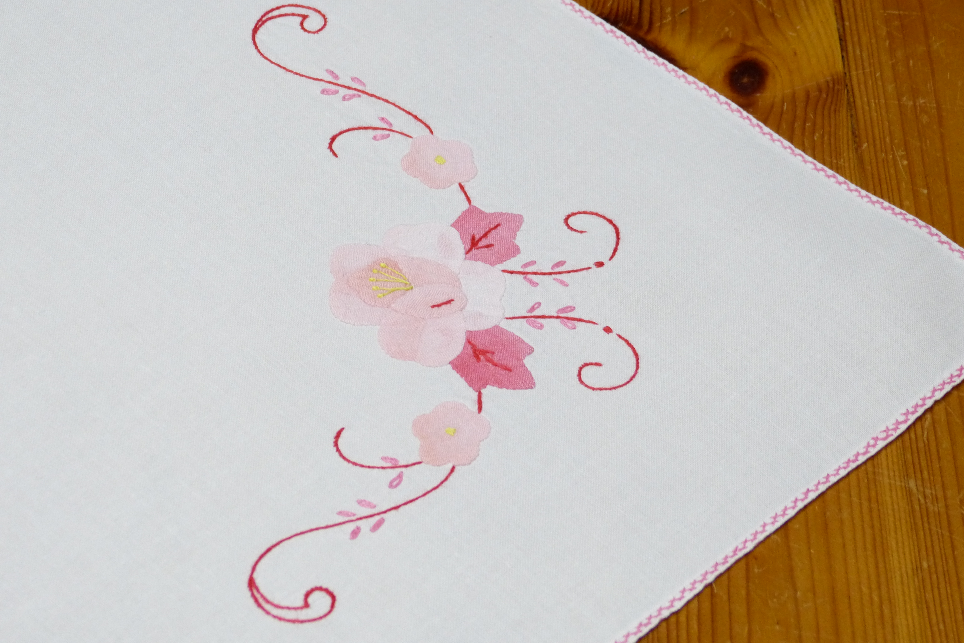 Dekorative Mitteldecke applizierte rosa pinke Blumen Blätter  80 cm x 80 cm