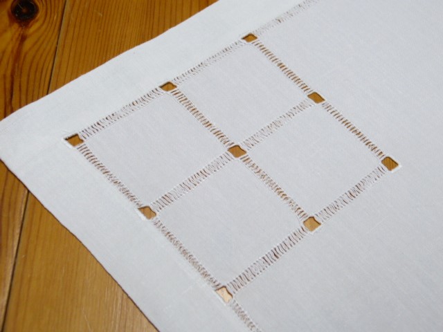 2 weiße quadratische Leinendeckchen Hohlsaum Handarbeit 34x34 cm   