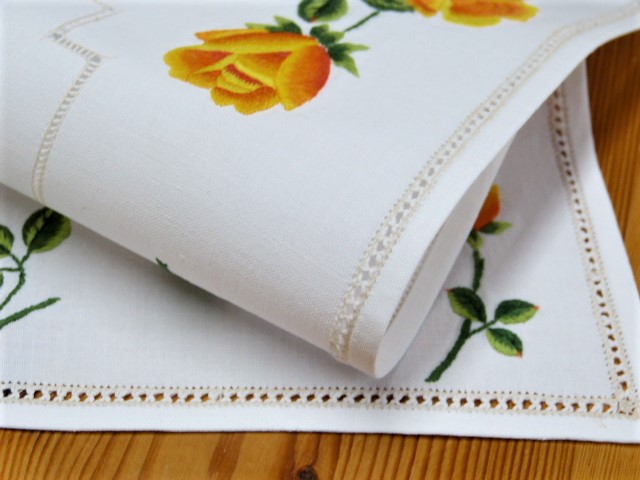 Tischset-Deckchen hellbeige Hohlsaum wunderschöne orange Rosenstickerei Baumwolle 25 cm x 43 cm