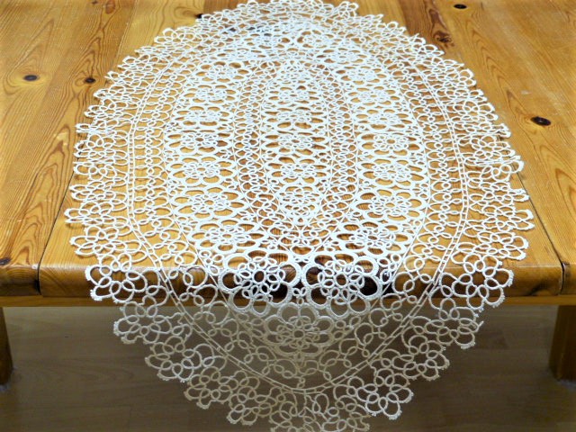 Ovales hell beiges Deckchen Schiffchentechnik Handarbeit 40 x 83 cm