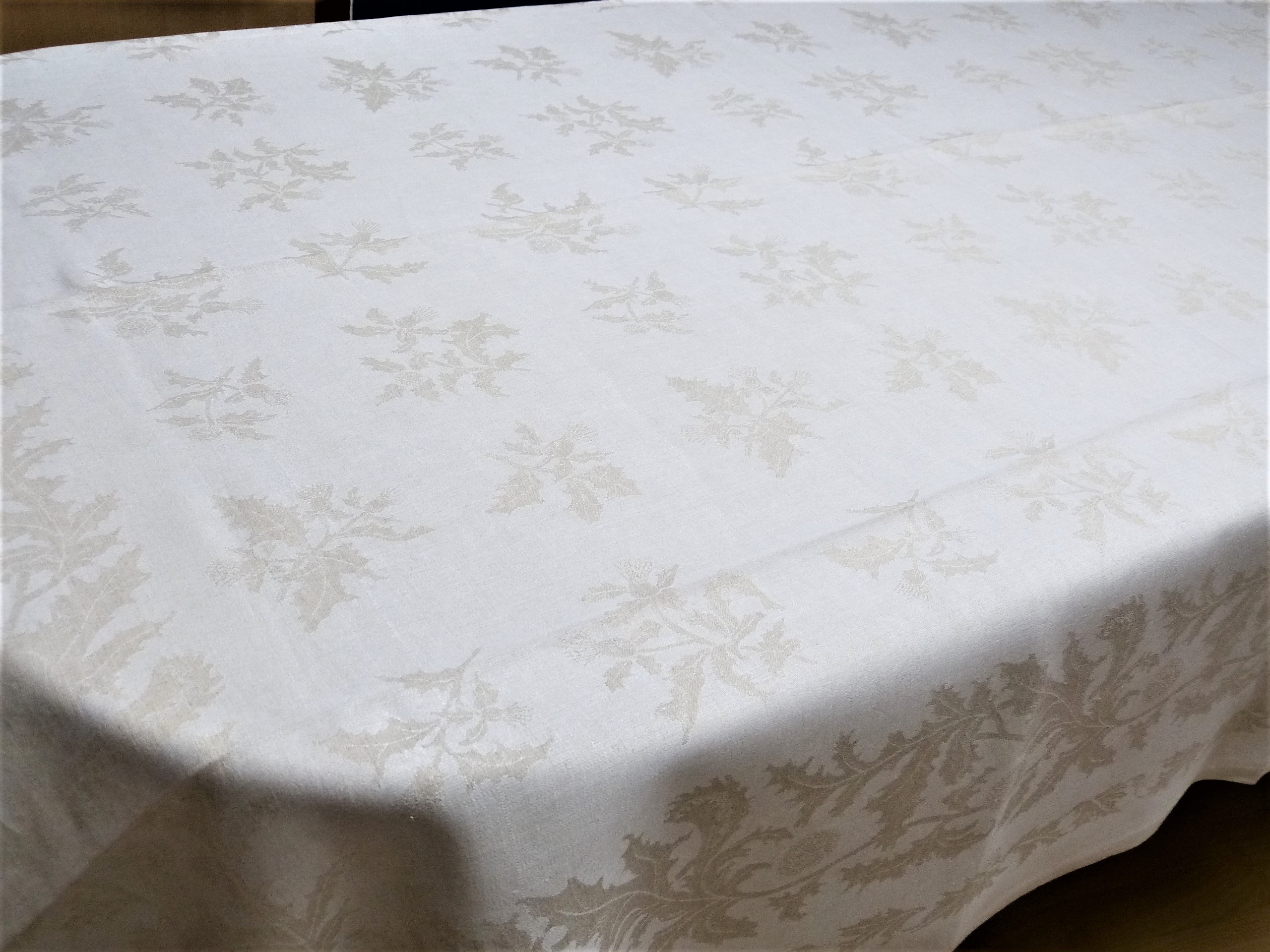Große hell beige Tischdecke Distelblüten und Blätter durchgewebt 160 x 215 cm