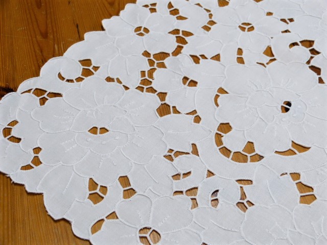 Schneeweißer Tischläufer ganz mit weißen Blumen ausgefüllt 40 x 70