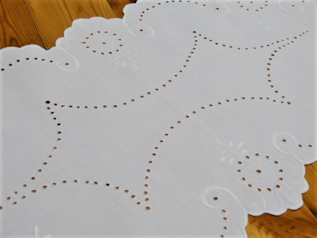 Ovales weißes Deckchen mit sehr viel Lochstickerei gebogter Rand Handarbeit 31x72 cm