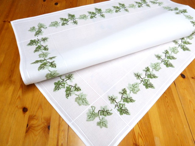 Mitteldecke mit grünen Efeublättern in Kreuzstich bestickt unbenutzt 100 % Polyester 85 x 85 cm