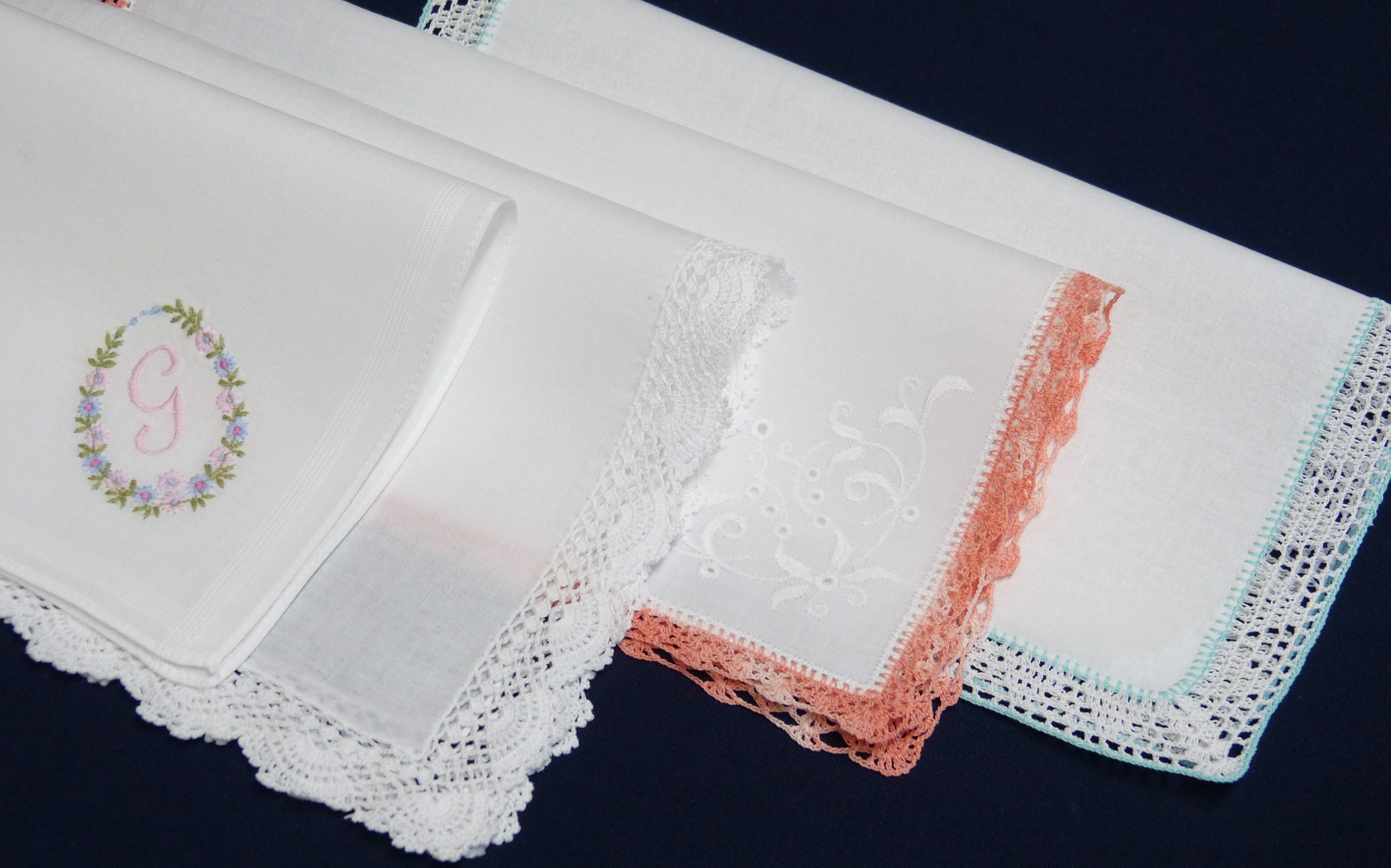 4 Batist Taschentücher Stickerei Mono G weiße und farbige Häkelspitze