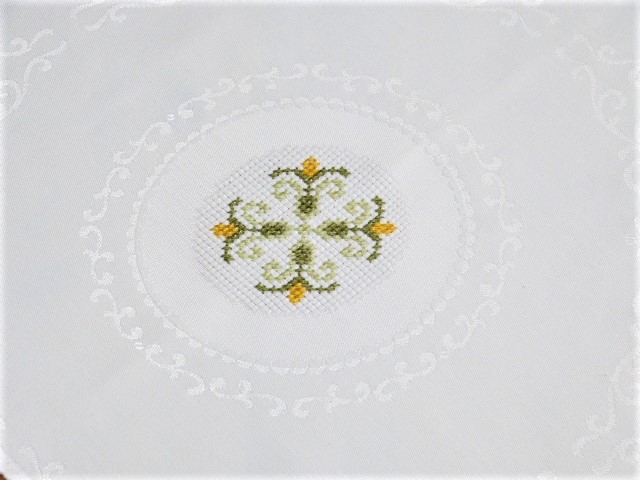 Mitteldecke feine Kreuzstichornamente weißer glänzender Damast Spitzenrand 84 x 84 cm