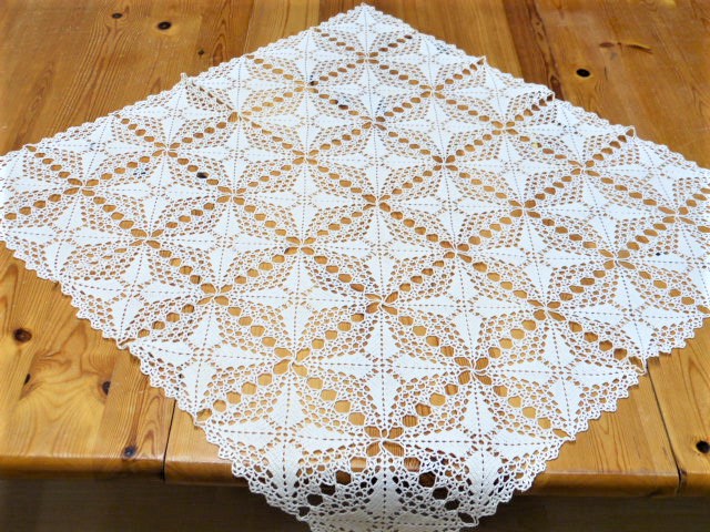 Quadratisches creme weißes Deckchen Häkelarbeit Handarbeit  63  x 63 cm