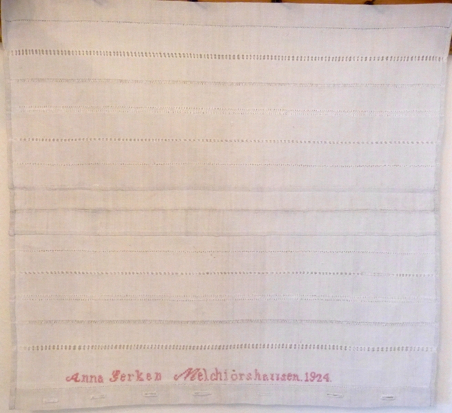 Antikes Stickmustertuch Nähmustertuch von 1924 Hohlsaum auf Leinen
