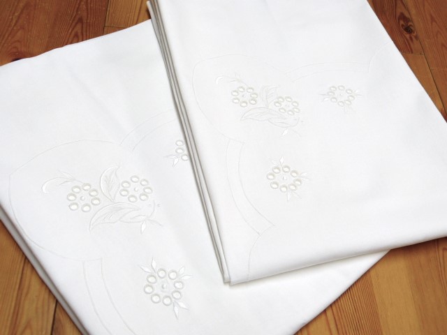 2 weiße Kopfkissernbezüge viel Lochstickerei Blumen Umrandung Baumwolle 75 x 75 cm 