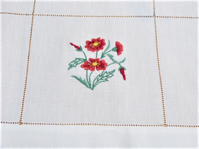 Weiße Mitteldecke durch Hohlsaum in Quadrate aufgeteilt mit Blumenmotiven ausgefüllt 80x85