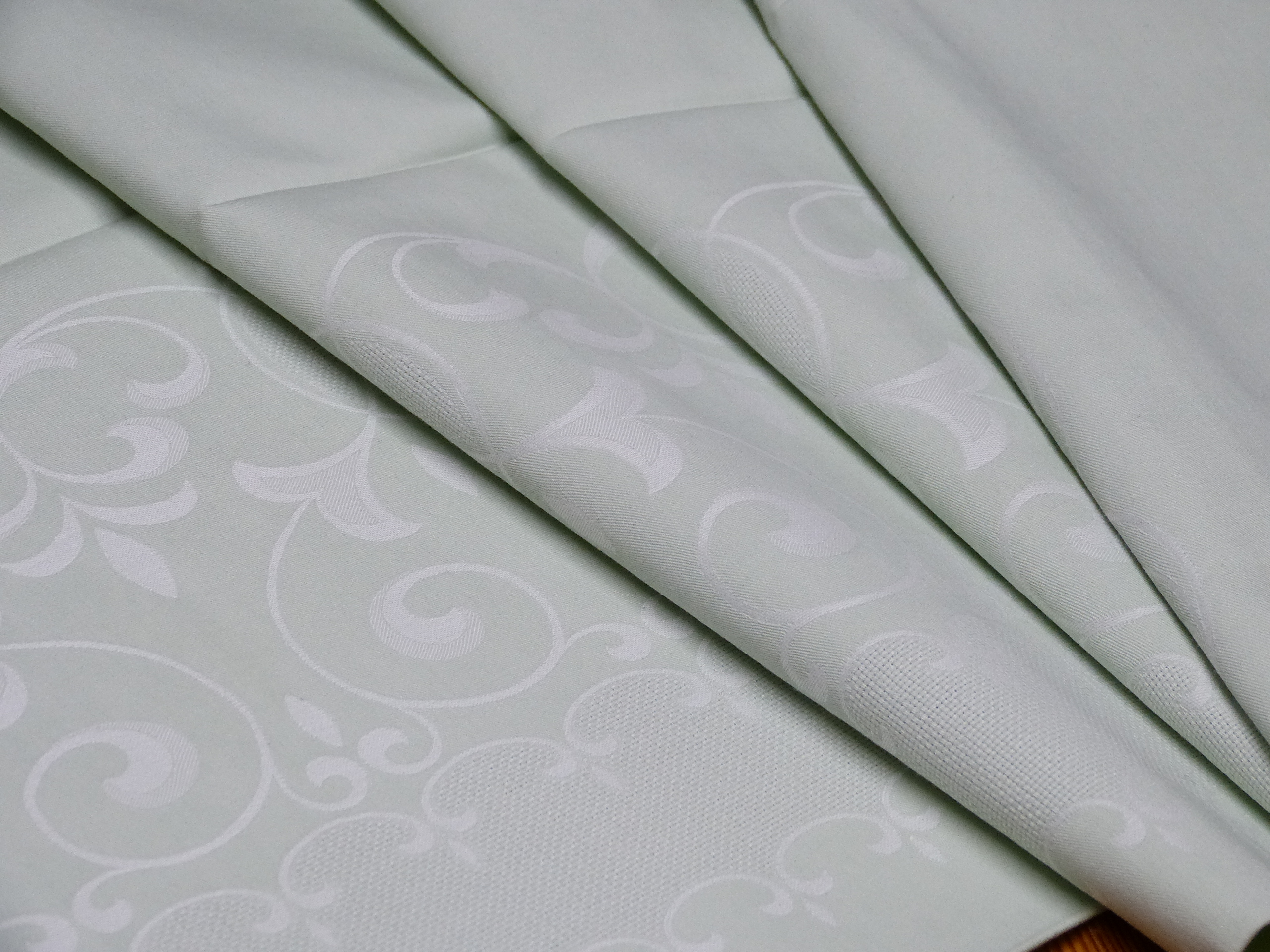 Lange lindgrüne Tischdecke durchgewebt breites Bordürenmuster 130 x 270 cm