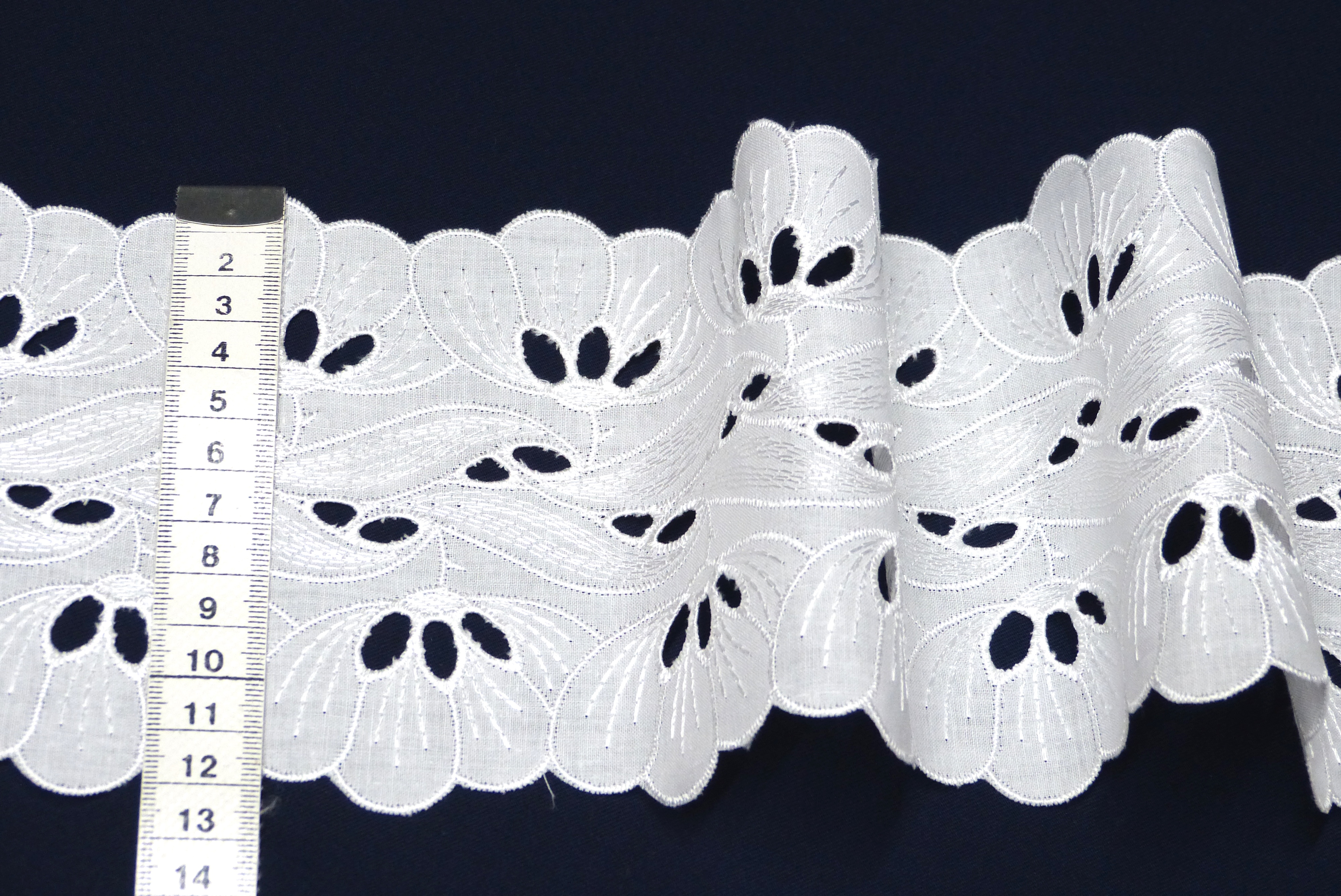 Feines Tischband glänzende weiße Blüten und Ranken 12 cm x 4,75 m