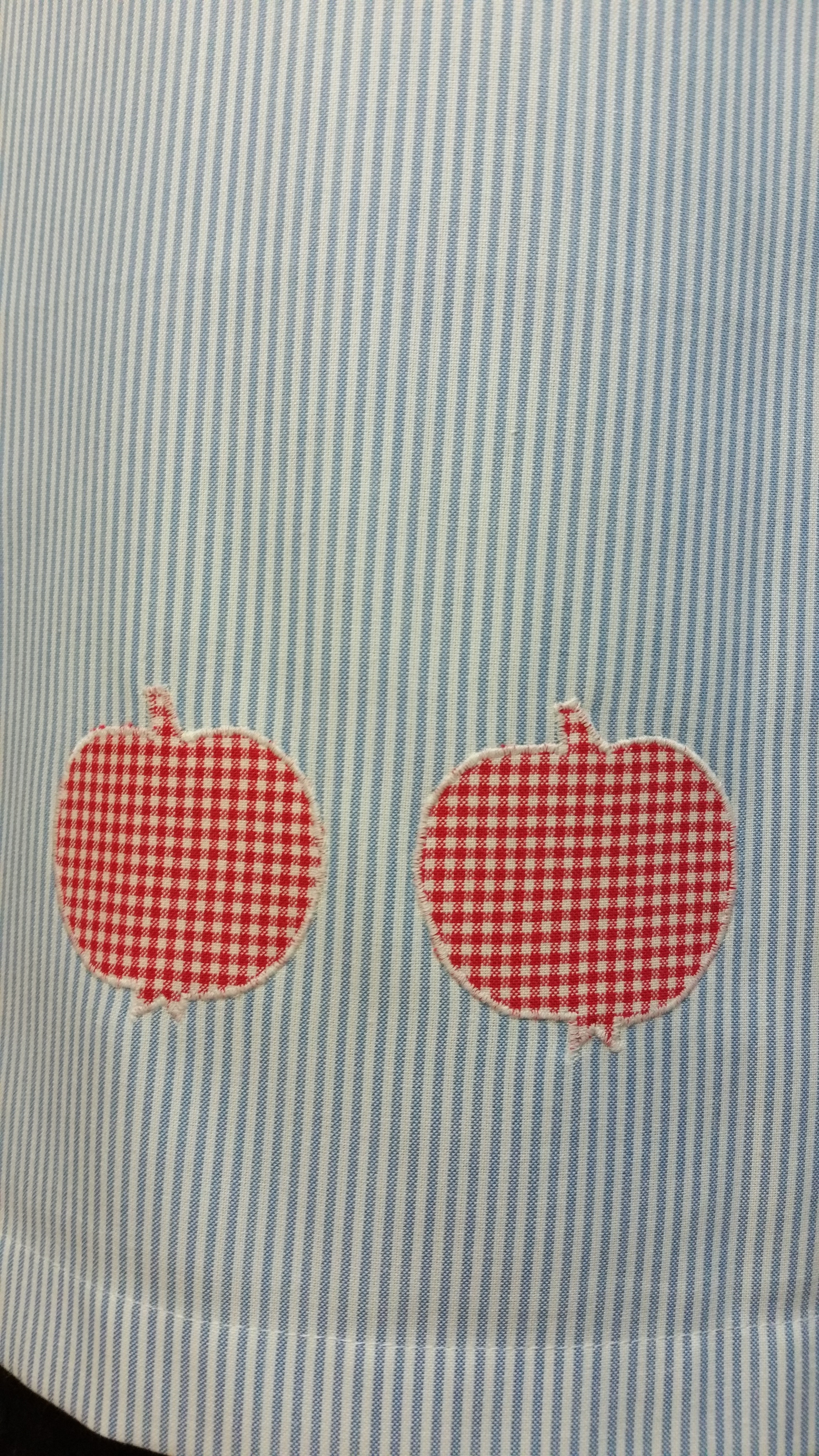 Halbschürze fein blau weiß gestreift 1 Tasche mit Apfelapplikation Handarbeit
