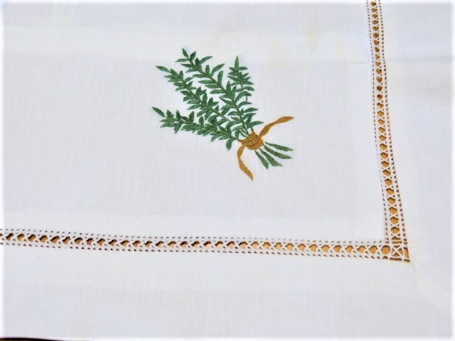 Weiße Kissenhülle gestickter Blätterstrauß Hohlsaum 5 cm Stehbund Innen 40x40