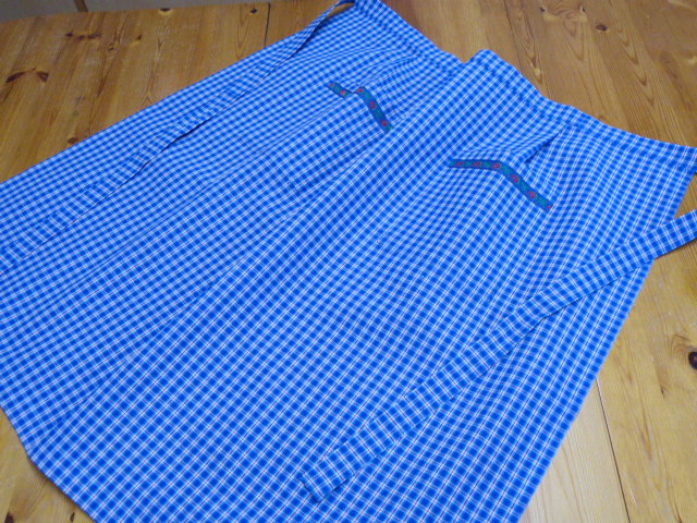 Halbschürze Blau weiß rot kariert 2 Taschen Schmuckband 77 cm lang