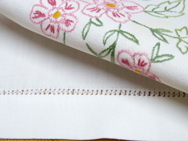 Süsses kleines quadratisches Deckchen ganz bestickt mit Rosa Blüten und grünen Blätterranken