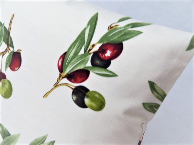 Kissenhülle Olivenzweige mit Oliven in verschiedenen Farben 40 cm x 40 cm