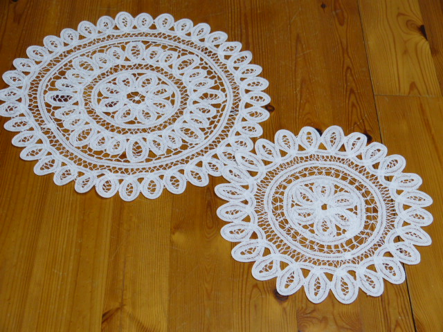 2 Runde weiße Deckchen aus Schleifchenspitzen mit Zierstichen 26 und 35 cm Durchmesser 