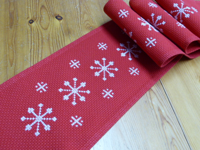 Hübscher Tischläufer für Weihnachten Roter Stramin mit weißen Sternen 14x116 cm 