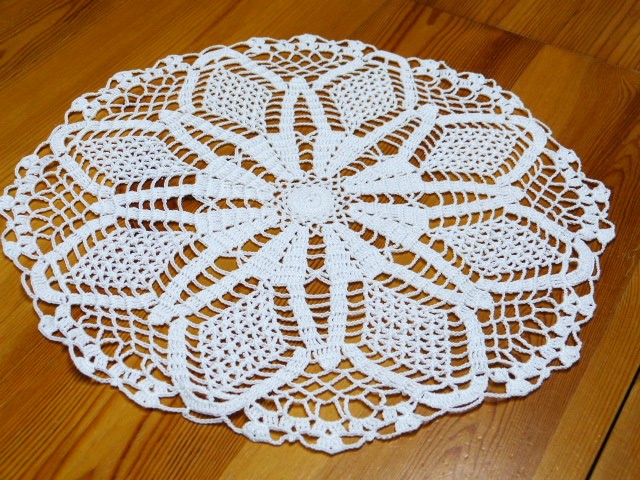 Hübsches weißes rundes Deckchen gehäkelt Handarbeit Durchm. 31 cm 