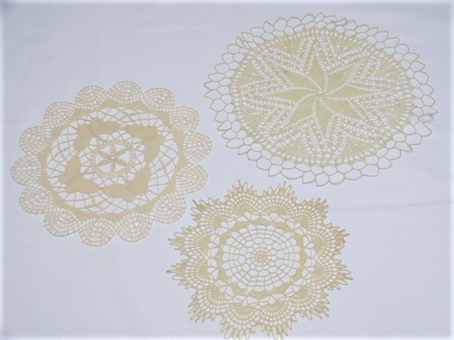 3 handgearbeitet Deckchen Leinengarn hellbeige 24 30 35 cm Vintage Style