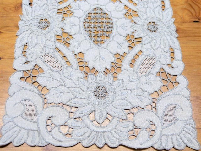 Madeira Stickerei beige fein gearbeitet Set  26 cm x 40 cm