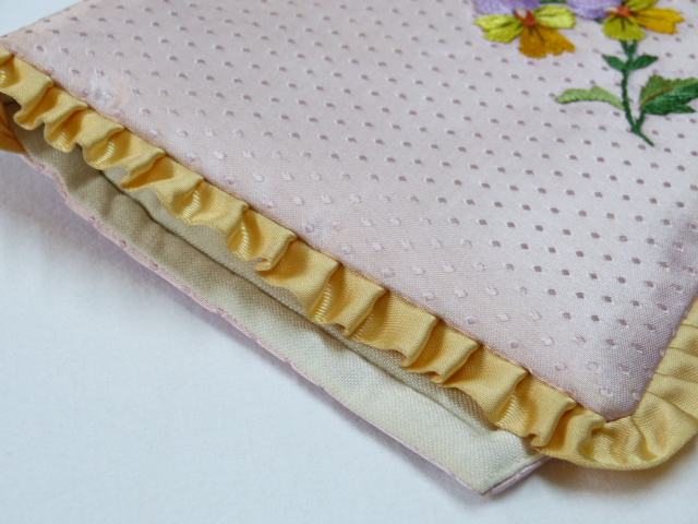 Süsser rosa Taschentuchbehälter mit hübscher Blumenstickerei Vorderseite Faltenrand Goldfarben