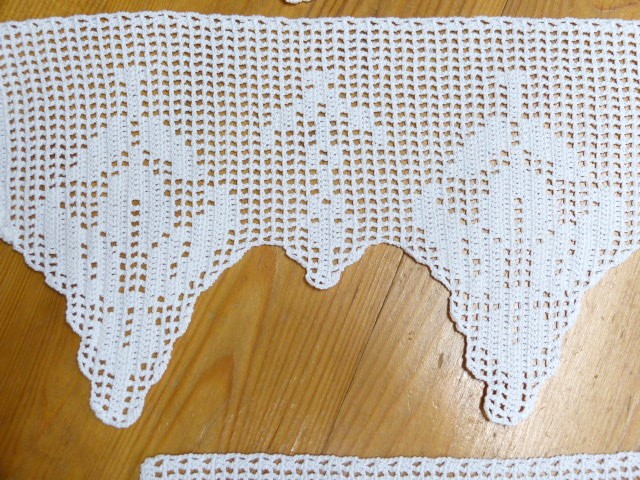 3 unterschiedlich lange gehäkelte feste weiße Spitzen mit Zacken 15 cm breit