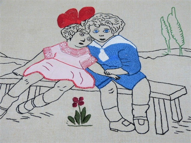 Antikes Wandtuch Zwei Kinder auf einer Bank sehr gut gestickt auf Leinen  59 x 89
