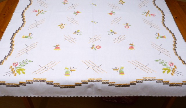 50iger Jahre Tischdecke handgestickt in Brauntönen grün rosa gelb Halbleinen 120 x 150 cm