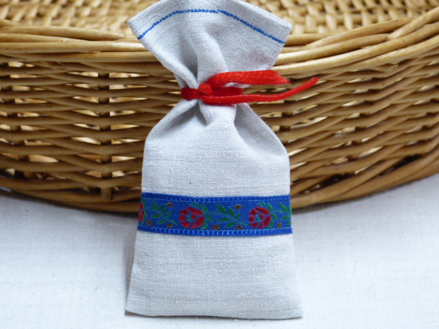 Duftsäckchen Leinen Mangeltuch mit blauem Schmuckband verziert rotes Band 7 cm x 14 cm
