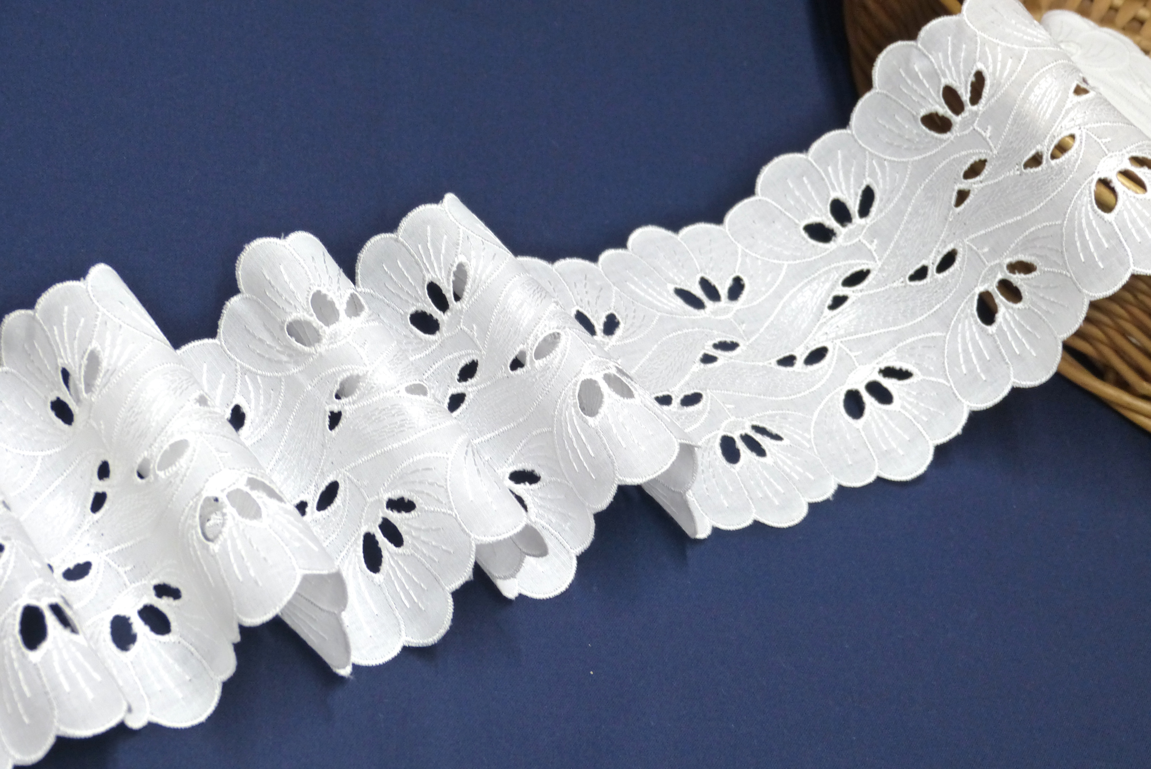 Feines Tischband glänzende weiße Blüten und Ranken 12 cm x 4,75 m