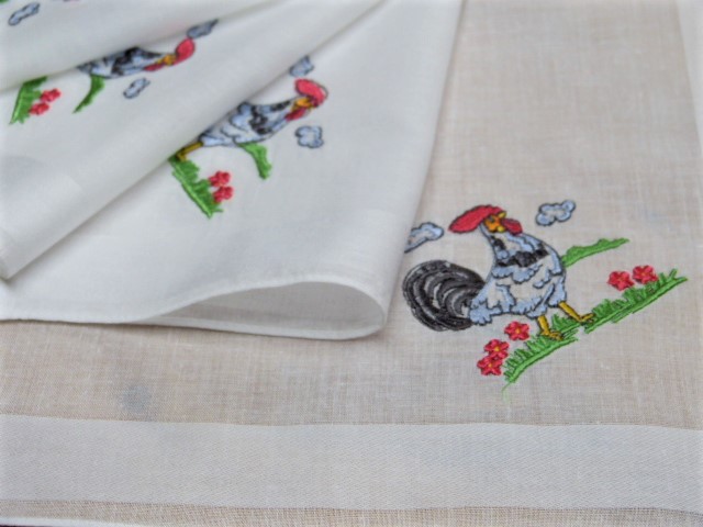 4 weiße Batisttaschentücher Ecke bunter aufrechter Hahn auf Blumenbeet Wolken 29x29 cm