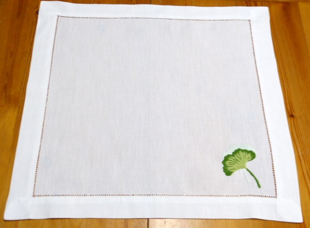 Gingko Stickerei in grün und weiß in einer Ecke 100 % Baumwolle Hohlsaumrand 40x40 cm
