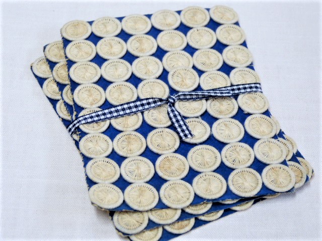 48 weiße handgearbeitete Zwirnknöpfe auf Originalpappe 1,3 cm Durchmesser