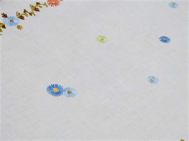 Ovales hübsch besticktes Deckchen Handarbeit  feiner Spitzenrand  48 x 84 cm  50iger Jahre