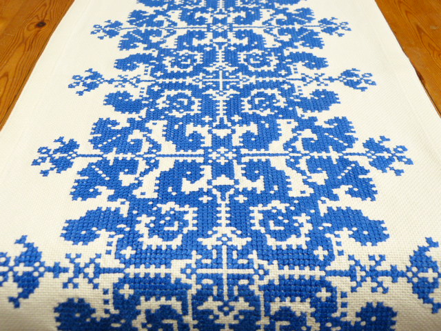 Hübscher Tischläufer blauer Kreuzstich allover auf Stramin 38x118