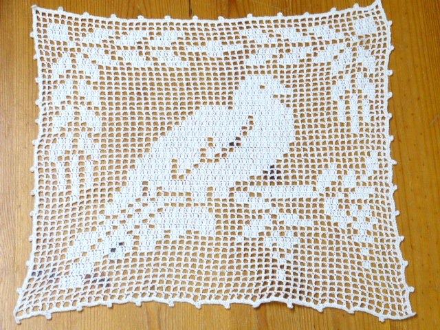 Weißes quadratisches Deckchen als Motiv Friedenstaube gehäkelt Handarbeit 23x27 cm 