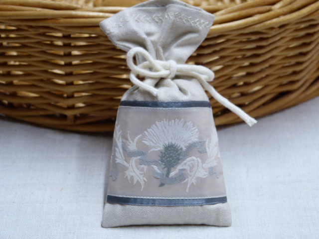 Duftsäckchen Leinen Schmuckband mit Distel ganz mit Lavendel aus der Provence gefüllt 7x14 cm