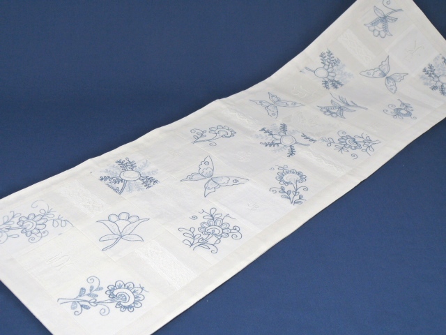 Tischläufer Patchwork blau weiße Stickerei weiße Monogramme 35x110
