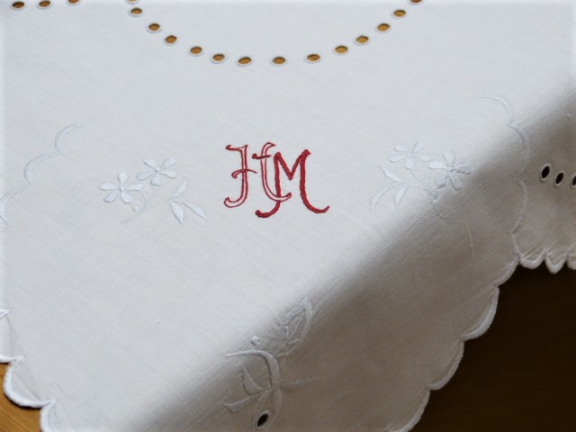 Weiße Tischdecke voller Lochstickerei und Blumen rotes Monogramm HM 100 % Baumwolle 150x198 cm