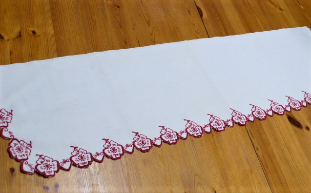 Rotstickerei Blumen Herzen rot weiß gestickt Bogenkante alles Handarbeit auf Baumwollköper 26 x 97