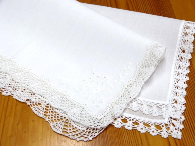 2 zarte weiße Batisttaschentücher mit handgehäkelter weißer Spitze Stickerei 28-30 cm