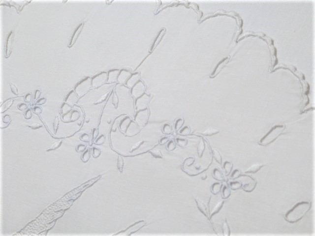 Großes weißes Baumwollkissen 35x55 Weißstickerei Vogel Blumen Halbkreis Handarbeit