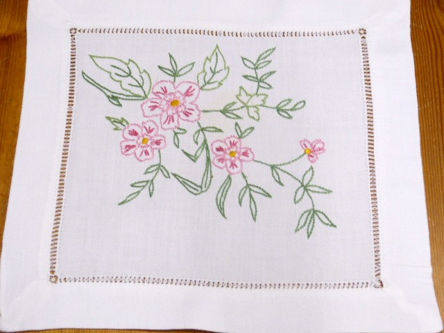 Süsses kleines quadratisches Deckchen ganz bestickt mit Rosa Blüten und grünen Blätterranken