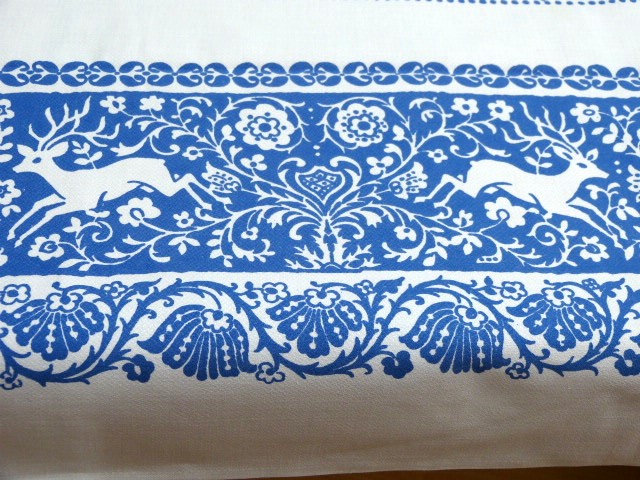 Blau bedruckte Tischdecke Rand Springende Rehe Mitte Jäger im Wald Zentrum Fantasieblumen 122x151