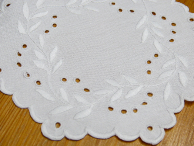 3 Hübsche runde Deckchen Weißstickerei Durchm. 12 cm