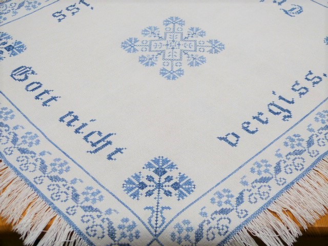 Hübsche weiße Mitteldecke blaue Kreuzstichstickerei Spruch Trink und iss vergiss Gott nicht 76x80