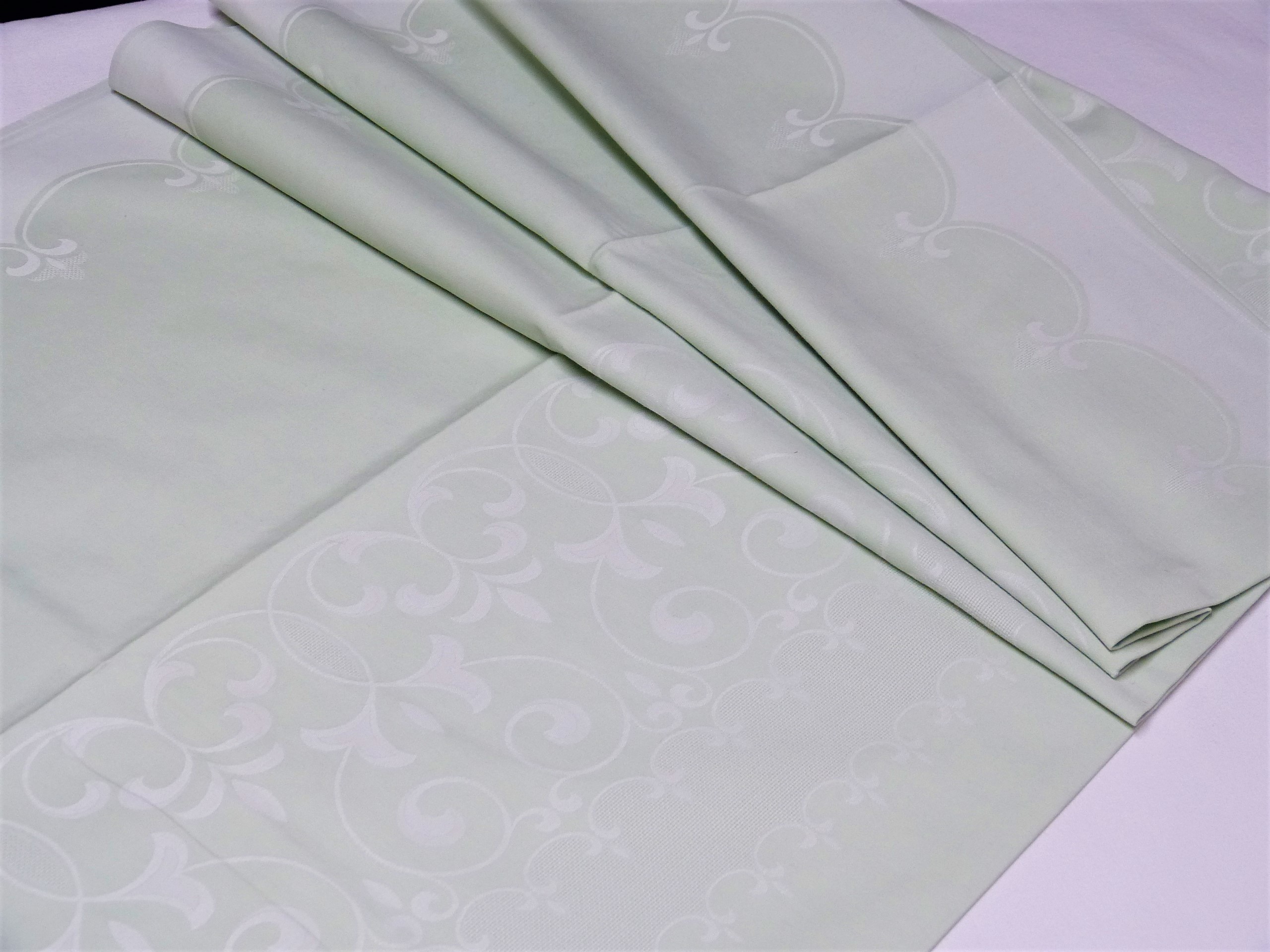 Lange lindgrüne Tischdecke durchgewebt breites Bordürenmuster 130 x 270 cm