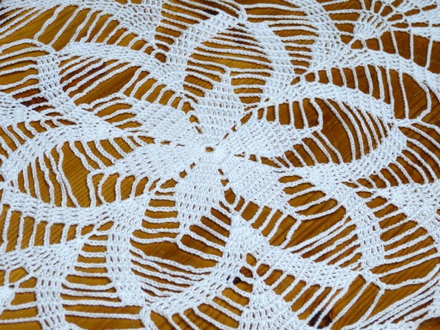 Weißes rundes extravagantes Deckchen gehäkelt Handarbeit Durchm. 50 cm  